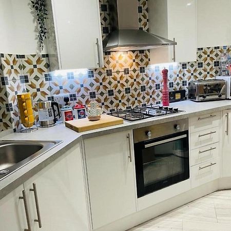 Bagshot Pennyhill Camberley Ascot Luxury 2 Beds 1 Bath Sleeps 4 Pets Ok Permit Parking Apartment ภายนอก รูปภาพ