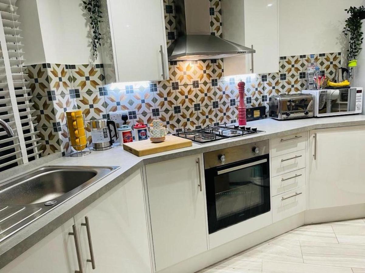 Bagshot Pennyhill Camberley Ascot Luxury 2 Beds 1 Bath Sleeps 4 Pets Ok Permit Parking Apartment ภายนอก รูปภาพ