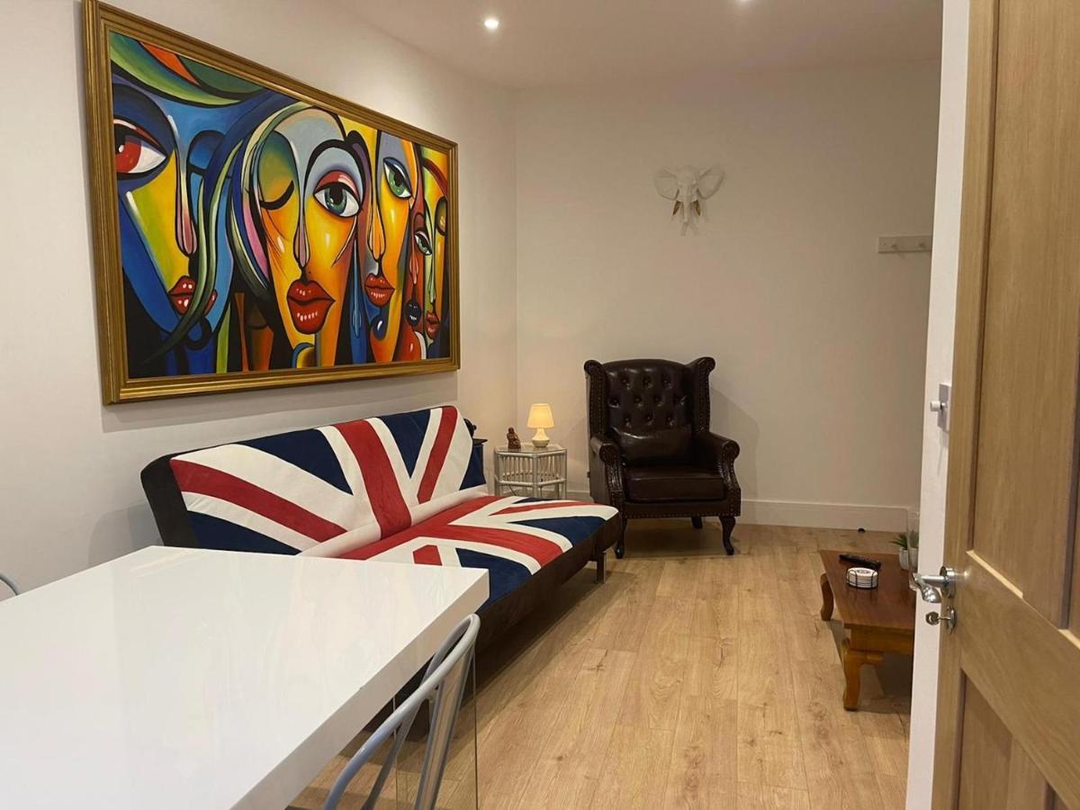 Bagshot Pennyhill Camberley Ascot Luxury 2 Beds 1 Bath Sleeps 4 Pets Ok Permit Parking Apartment ภายนอก รูปภาพ