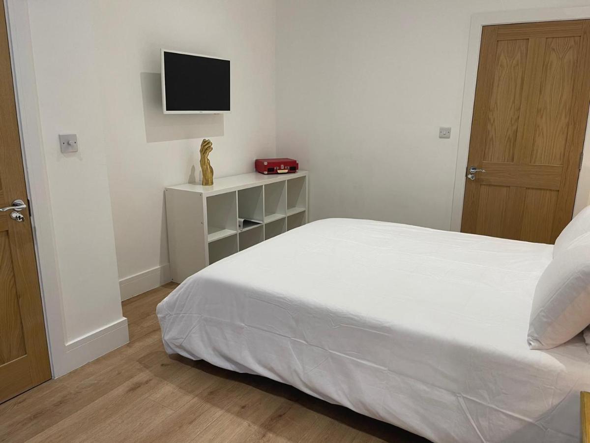 Bagshot Pennyhill Camberley Ascot Luxury 2 Beds 1 Bath Sleeps 4 Pets Ok Permit Parking Apartment ภายนอก รูปภาพ