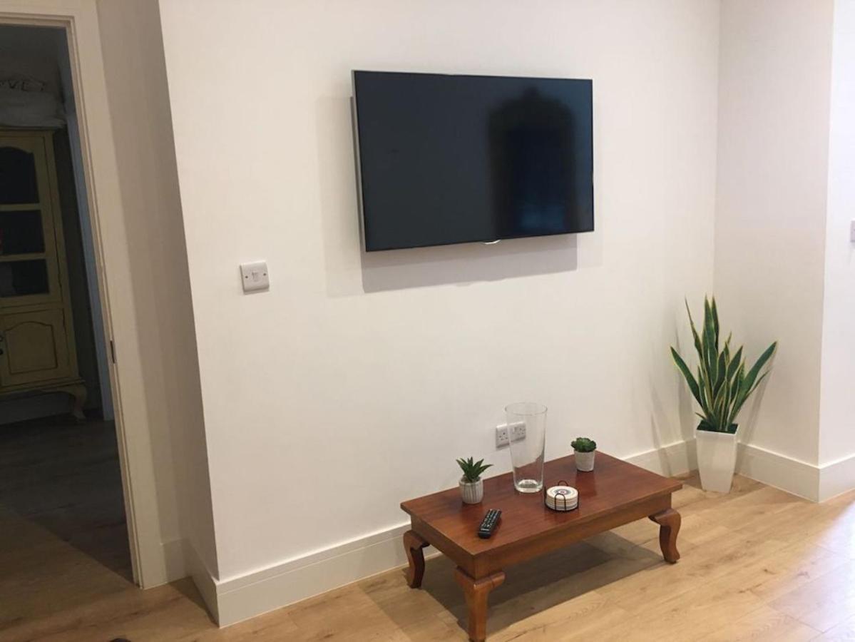 Bagshot Pennyhill Camberley Ascot Luxury 2 Beds 1 Bath Sleeps 4 Pets Ok Permit Parking Apartment ภายนอก รูปภาพ