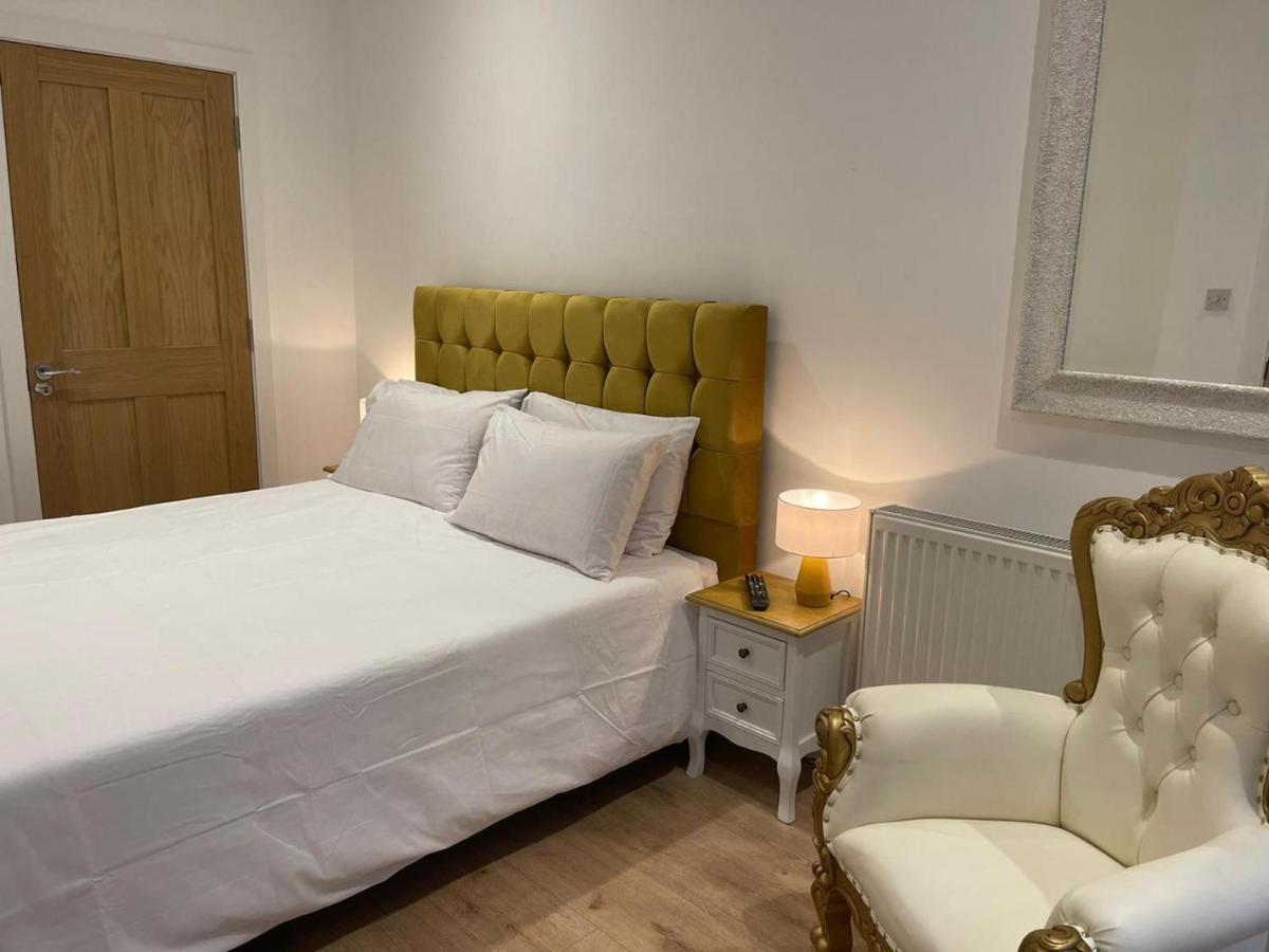 Bagshot Pennyhill Camberley Ascot Luxury 2 Beds 1 Bath Sleeps 4 Pets Ok Permit Parking Apartment ภายนอก รูปภาพ