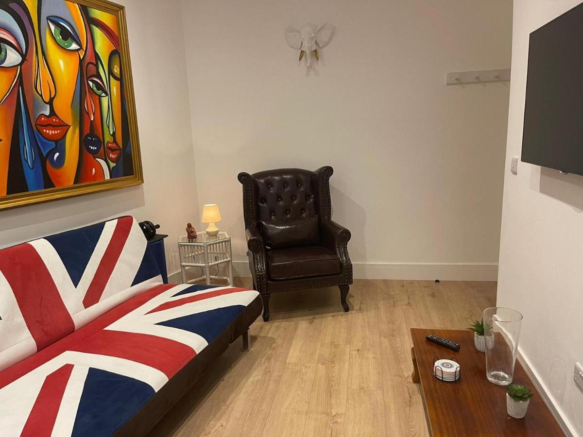 Bagshot Pennyhill Camberley Ascot Luxury 2 Beds 1 Bath Sleeps 4 Pets Ok Permit Parking Apartment ภายนอก รูปภาพ