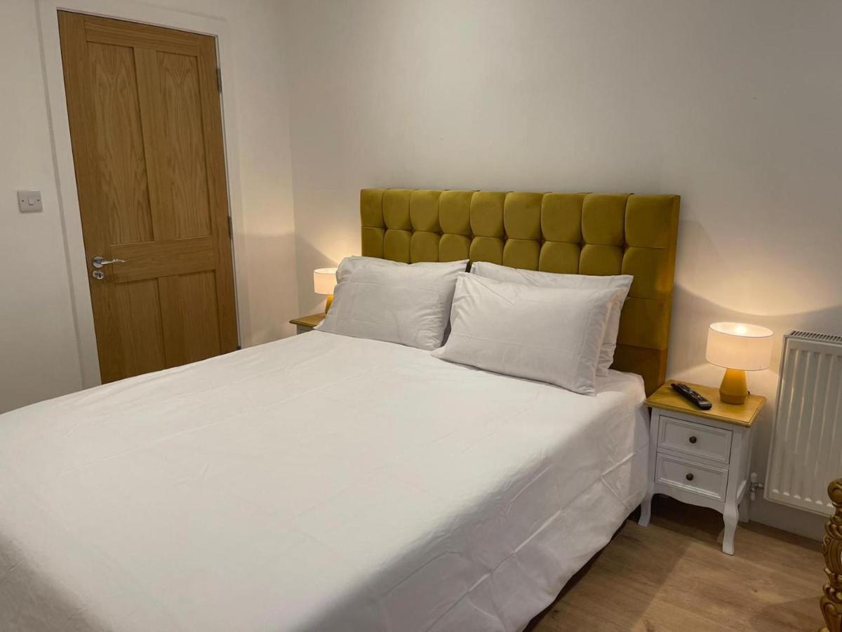 Bagshot Pennyhill Camberley Ascot Luxury 2 Beds 1 Bath Sleeps 4 Pets Ok Permit Parking Apartment ภายนอก รูปภาพ