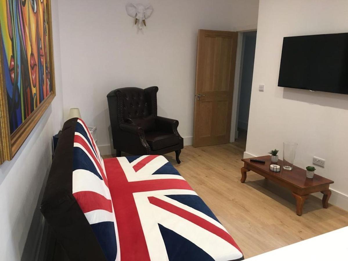 Bagshot Pennyhill Camberley Ascot Luxury 2 Beds 1 Bath Sleeps 4 Pets Ok Permit Parking Apartment ภายนอก รูปภาพ