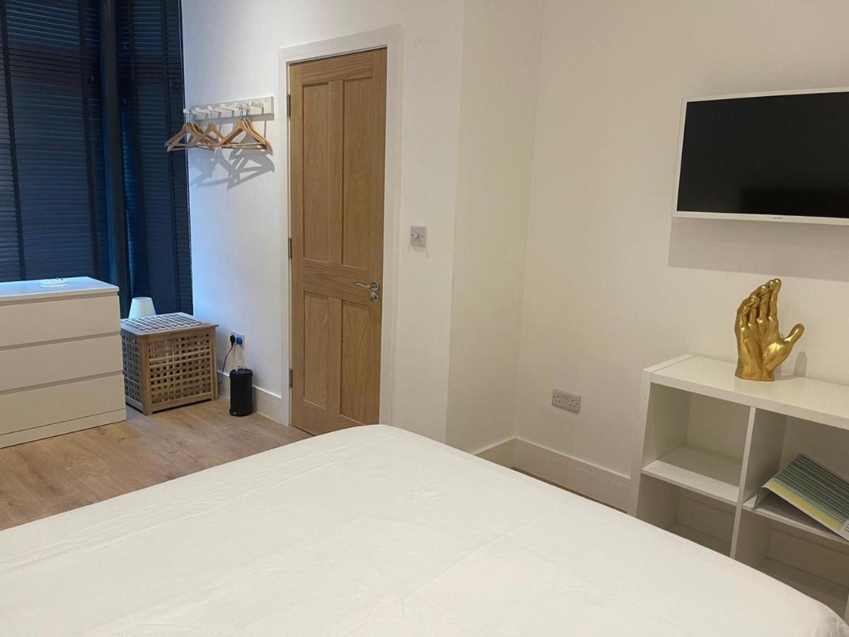 Bagshot Pennyhill Camberley Ascot Luxury 2 Beds 1 Bath Sleeps 4 Pets Ok Permit Parking Apartment ภายนอก รูปภาพ